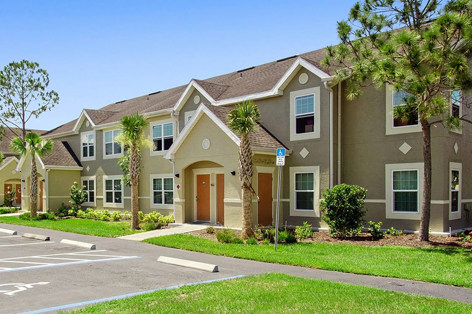 Seven Palms Apartments — Photo 2