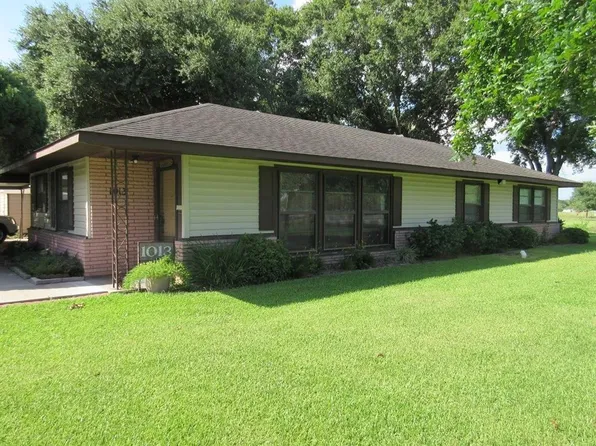 1013 E Calhoun St, El Campo, TX 77437
