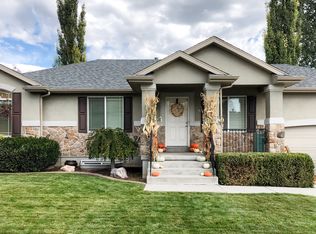 916 N Browning Pl, Farmington, UT 84025