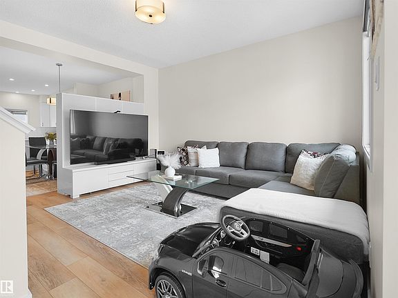 3rd image of 209 Desrochers Blvd SW