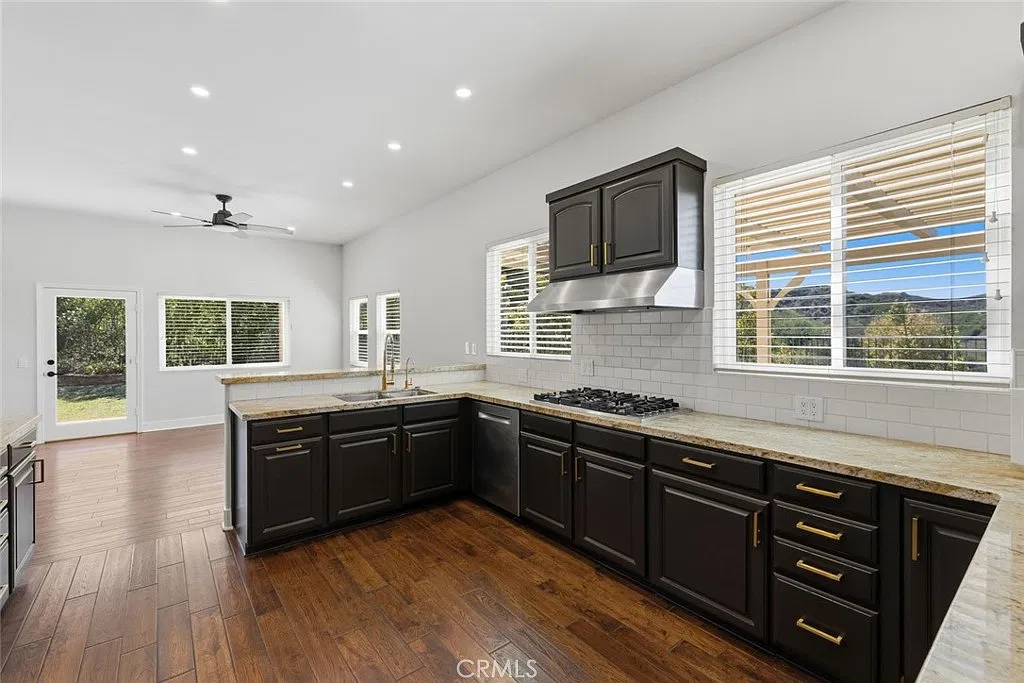 3 bed, 2499 sqft, $9,500 — Photo 2