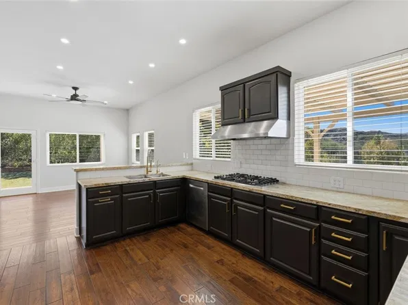 22420 Pinewood Ct, Calabasas, CA 91302