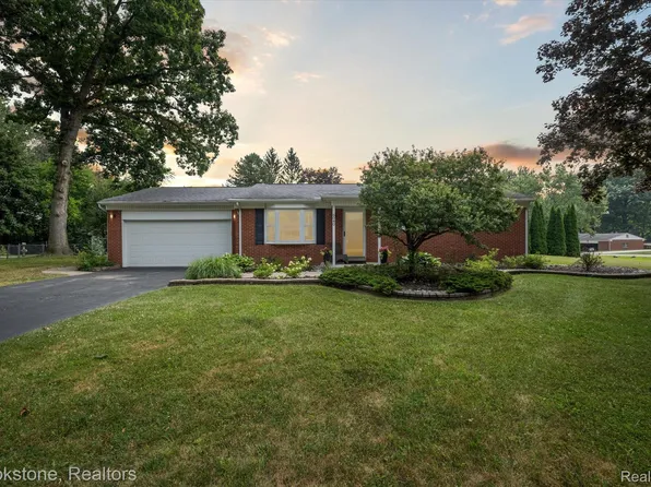 6040 Cramlane Dr, Clarkston, MI 48346
