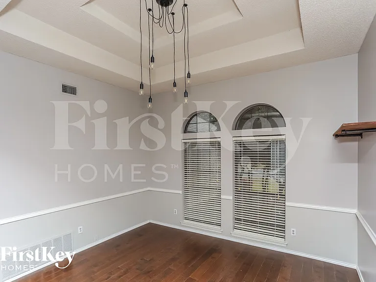 408 Flagstone Dr — Photo 4