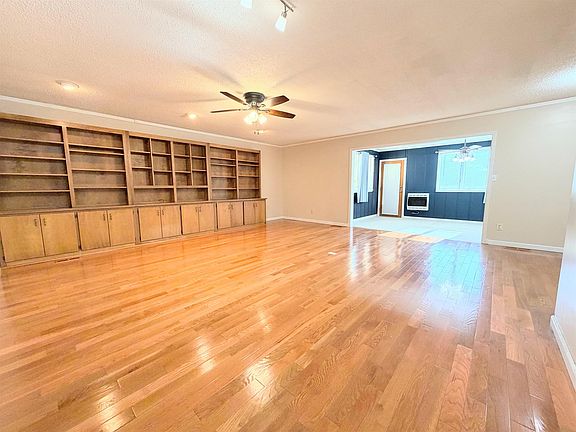 3rd image of 312 Royal Dr