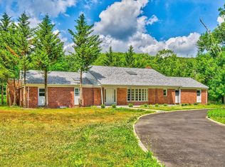 2 Stillwell Ln, Woodbury, NY 11797