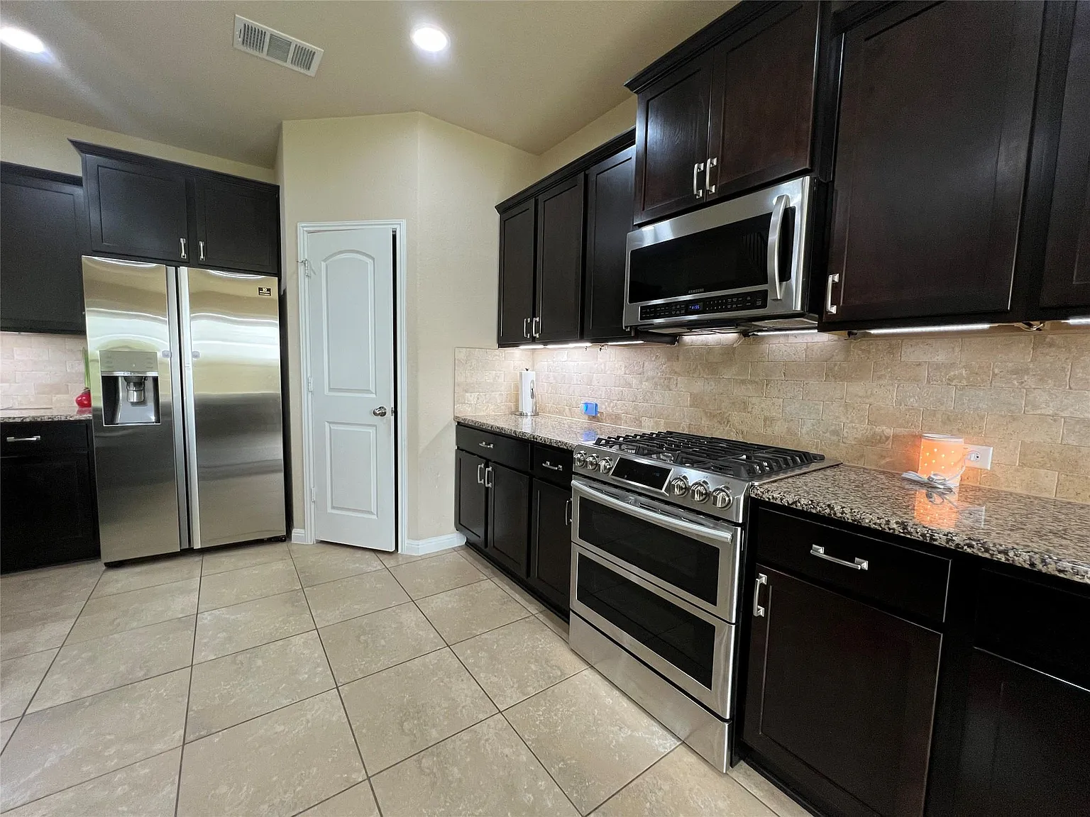 4 bed, 3.5 bath, 3163 sqft, $2,950 — Photo 4