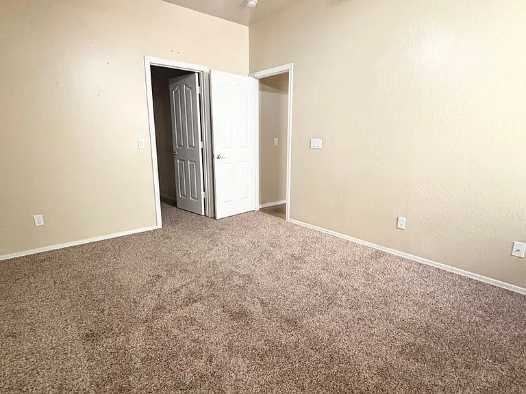 3147 E Vallejo Dr — Photo 32