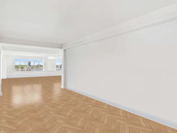 140 Riverside Drive image 10 of 12