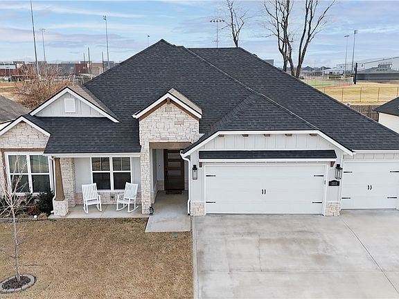 4th image of 1111 Red Maple St