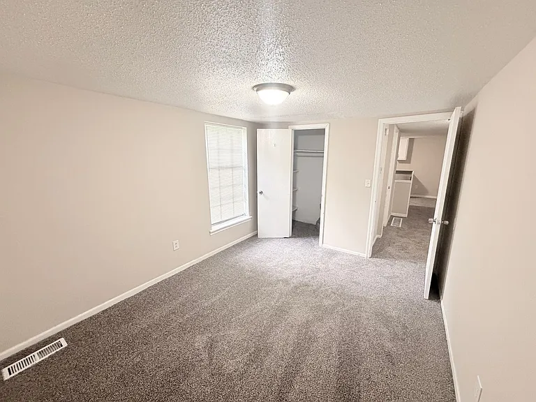 806 1/2 E Devon St — Photo 5