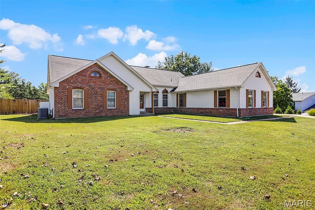 15300 Grantley Dr, Chesterfield, MO 63017 | MLS #25065798 | Zillow