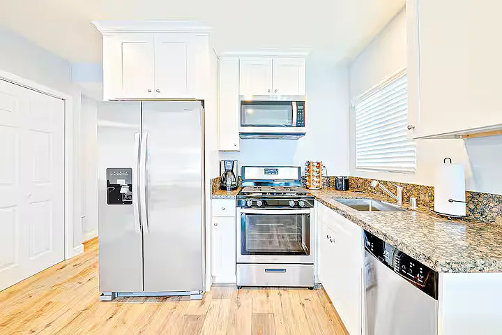 3 bed, 1020 sqft, $6,500 — Photo 4