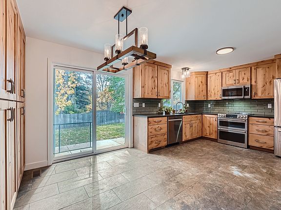 3rd image of 306 Jackson Cir