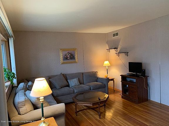 3rd image of 165 Winchester Ave