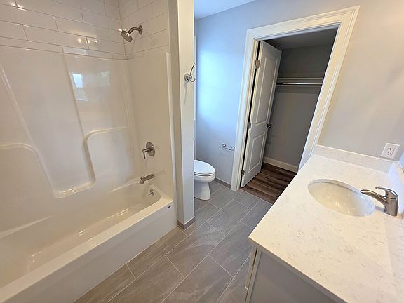 5th image of 611 Salem St #1