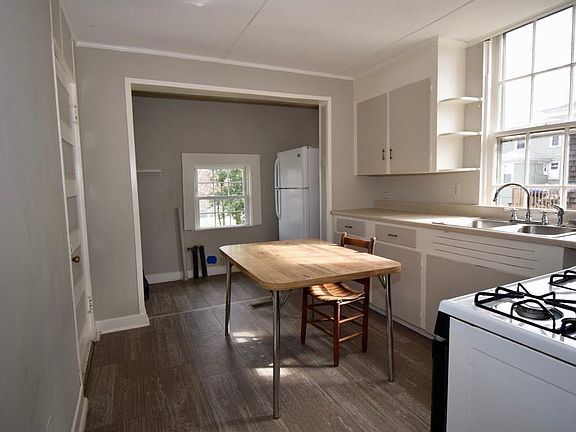 4th image of 900 Craddock St