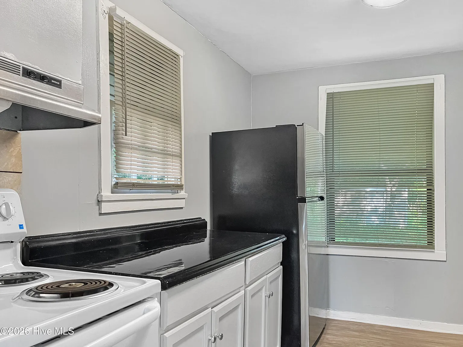 3 bed, 1.0 bath, 1025 sqft, $1,390 — Photo 3