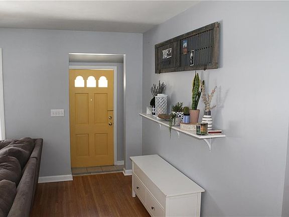 2nd image of 3 E Jefferson Cir