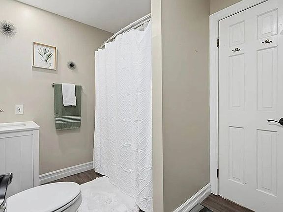 1st Fl bathroom with Bathtub