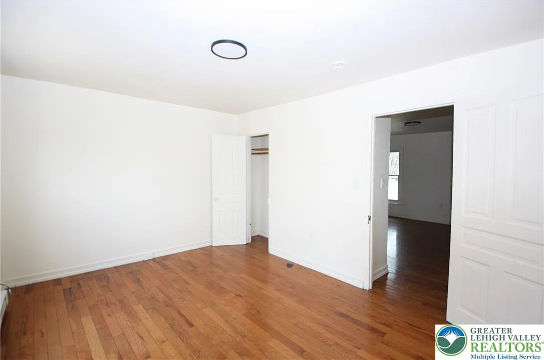 3 bed, 1.0 bath, 806 sqft, $1,600 — Photo 3