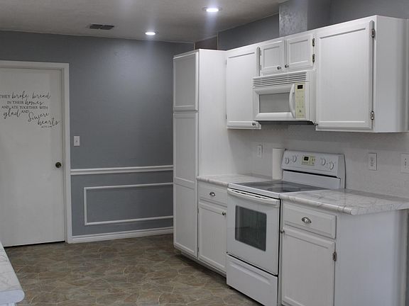 4th image of 6003 Royal Cir