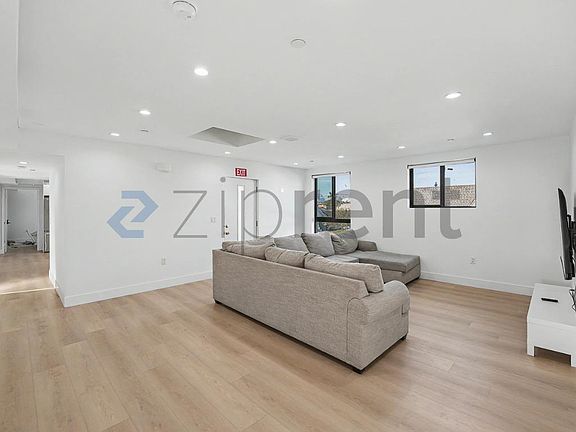 4th image of 1438 W 37th Dr