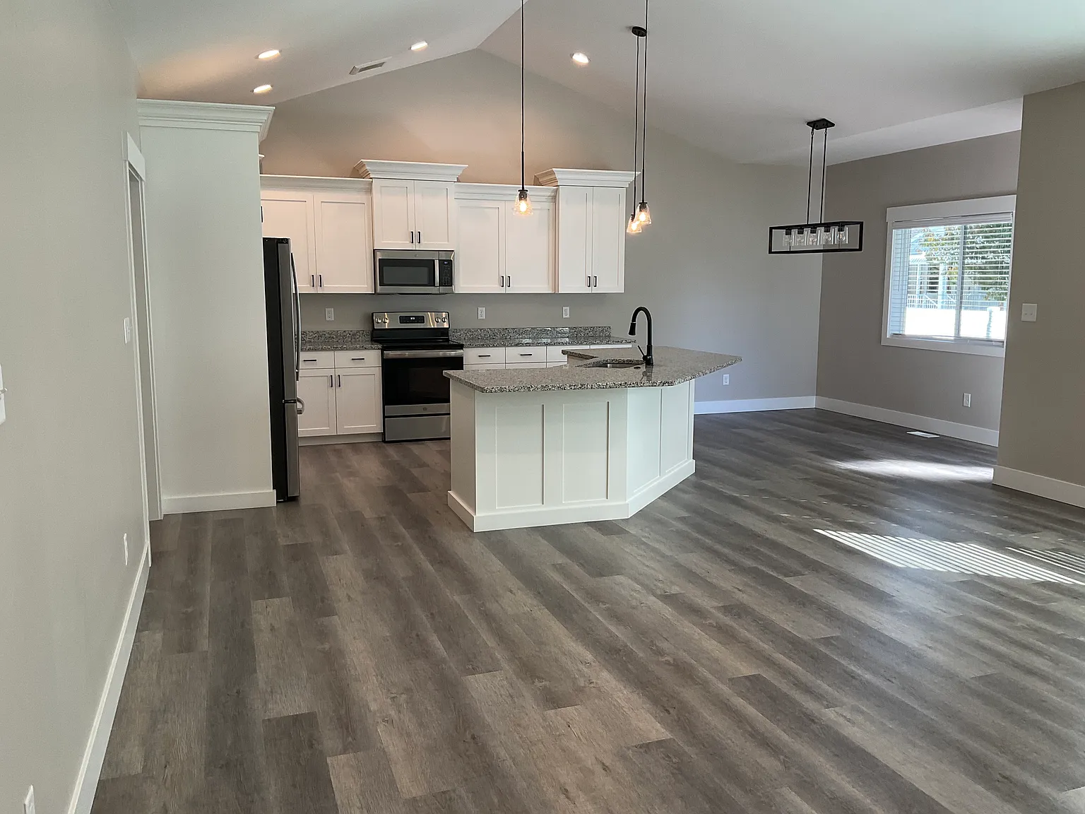 4 bed, 1746 sqft, $2,345 — Photo 2