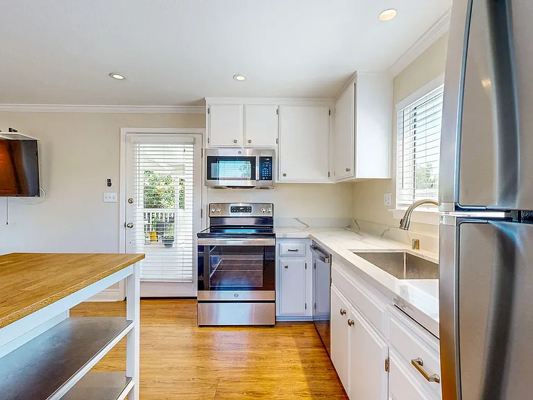 1133 Edwards St — Photo 11
