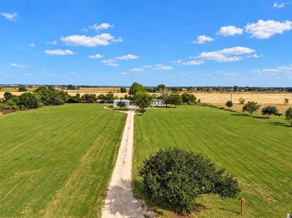 2422 Minks Rd, Wallis, TX 77485