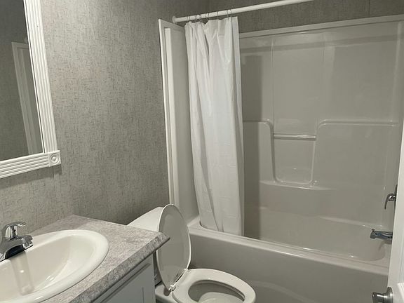 3rd image of 31 Del Ct W