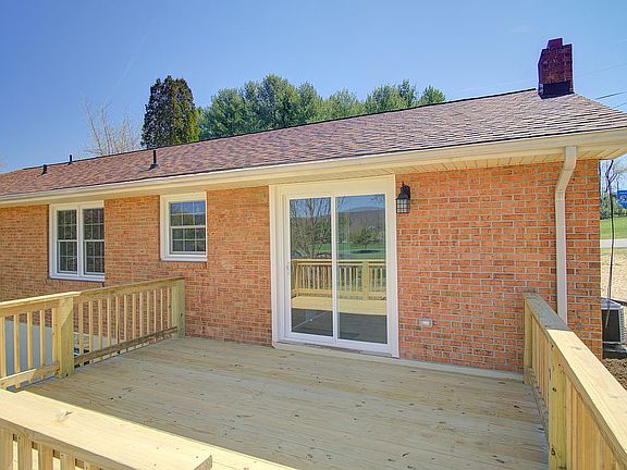 4th image of 101 Maywood St