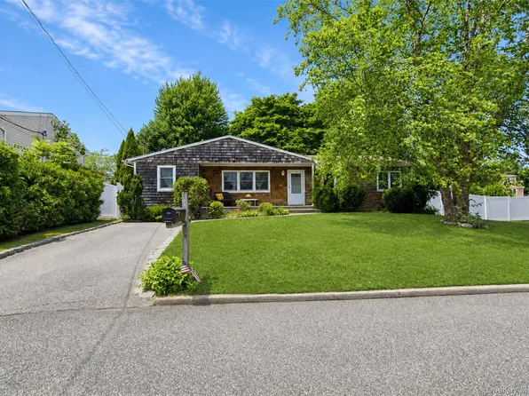 34 Barrett Avenue, Bayport, NY 11705