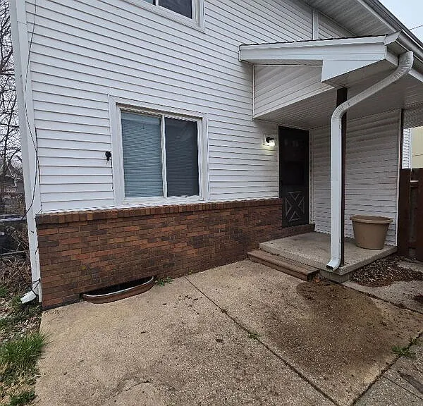 1240 Sampson St — Photo 3