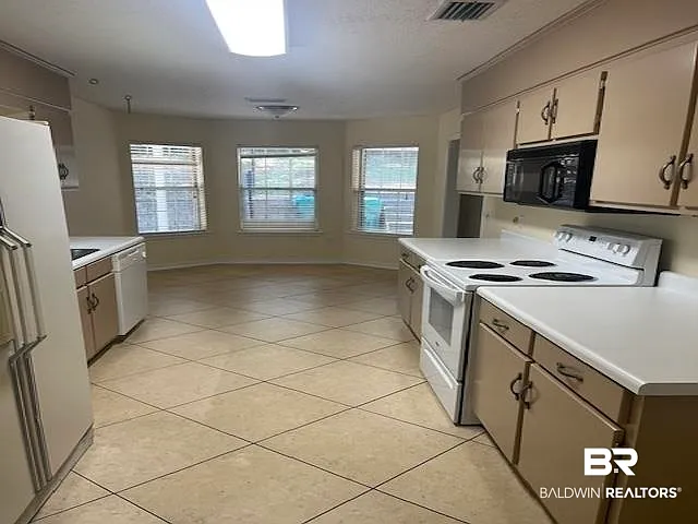 3 bed, 2.0 bath, 1604 sqft, $1,800 — Photo 4