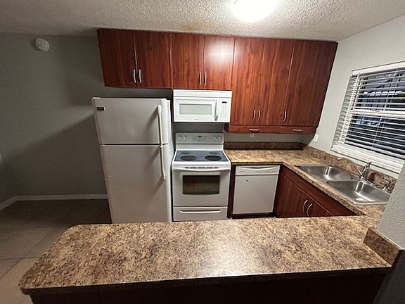 4th image of 2054 Arlington St APT 203