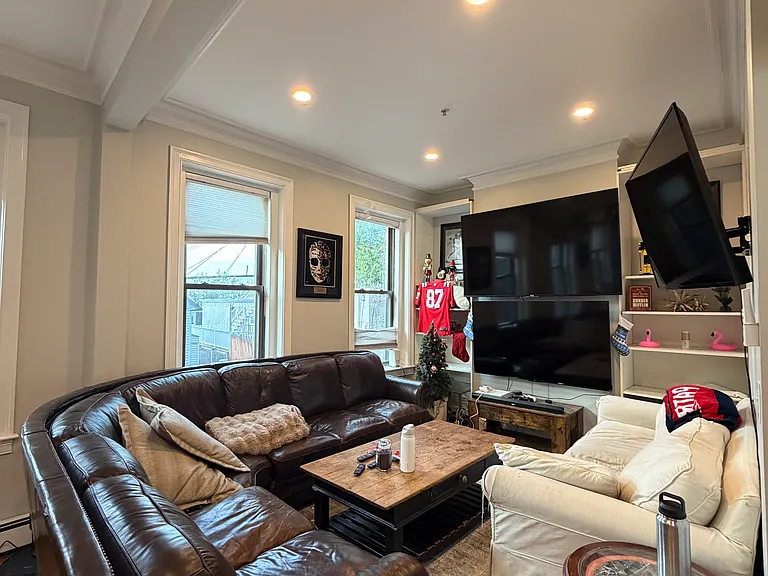 498 E Broadway #1 — Photo 5
