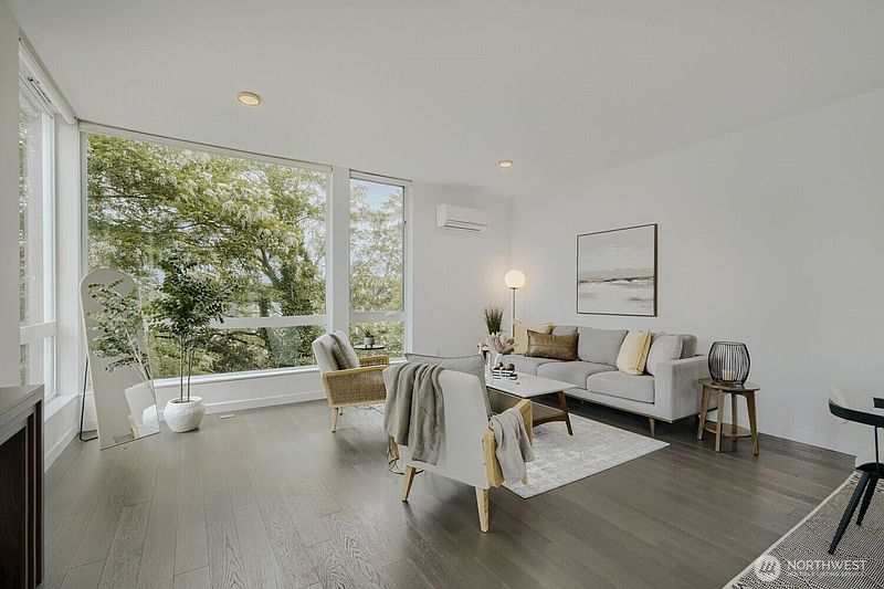 4th image of 2573 13th Avenue W