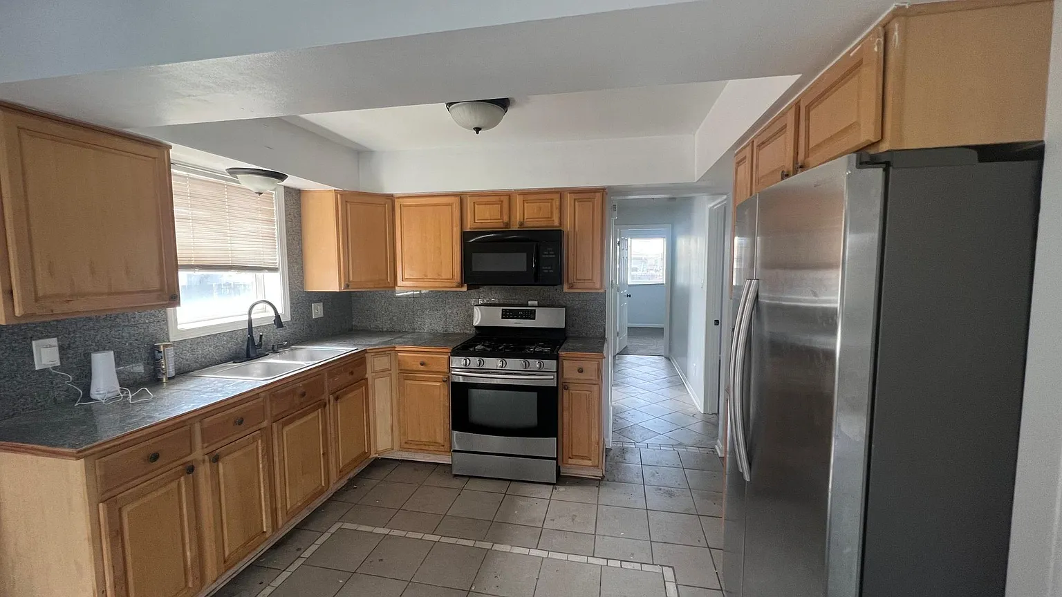560 Buffalo Ave photo 1