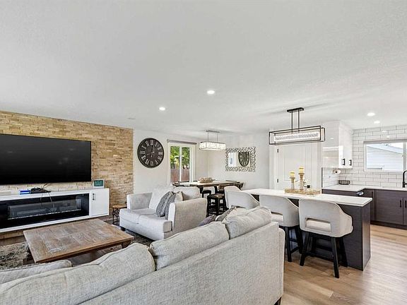 5th image of 12 N Rundleson Way NE