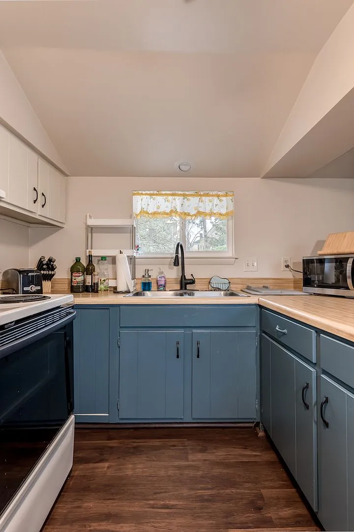 Pre-Leasing for the 27-28 School Year! - Well established neighborhood in prime location — Photo 1
