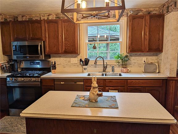 5th image of 1210 Oakridge Dr