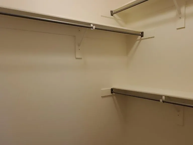 Mstr Br Walk-in Closet
