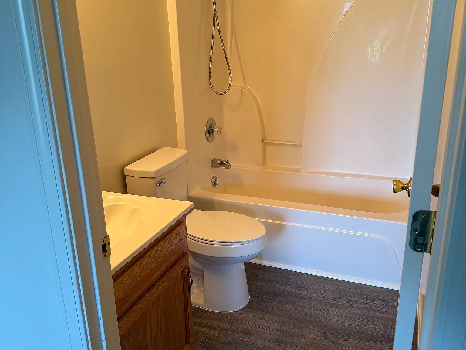 2 bed, 1.5 bath, 800 sqft, $850 — Photo 2