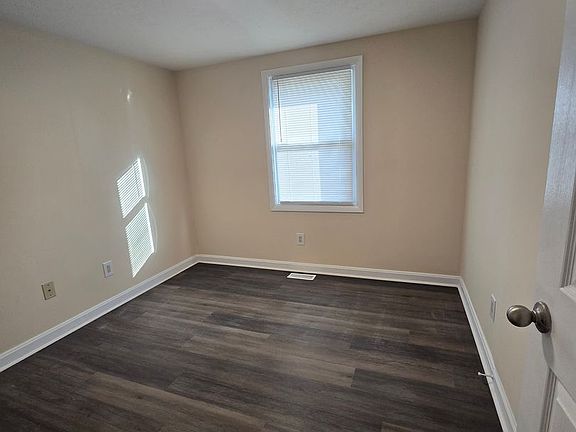 4th image of 2427 Thornton Ave