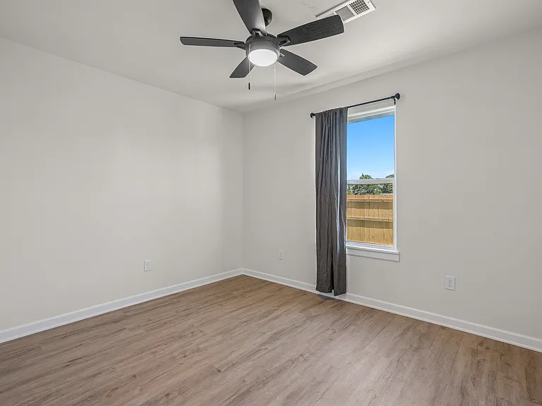 1020 Hunter Dr — Photo 13