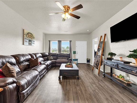 3rd image of 844 NW Evans Cir