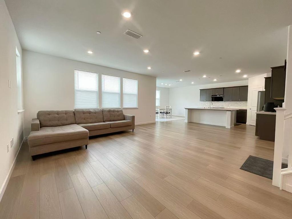 Apartment in Elk Grove - View 4