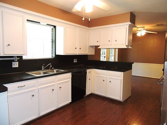 3rd image of 504 River Plantation Dr