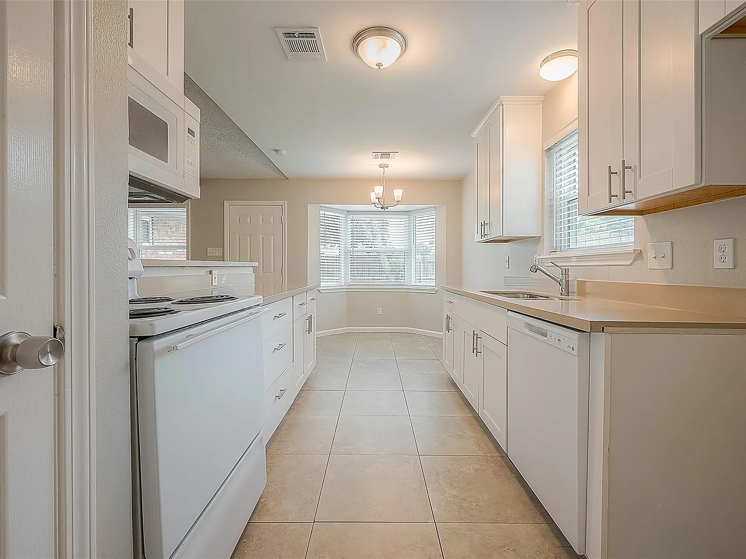 3 bed, 2.0 bath, 1480 sqft, $2,000 — Photo 4
